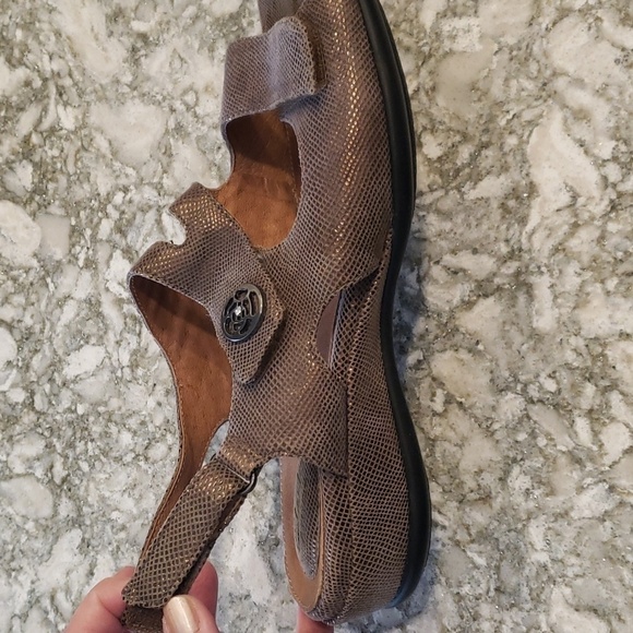 Clarks Artisan Brown bronze Shimmer velcro closure leather sandals - Picture 2 of 9